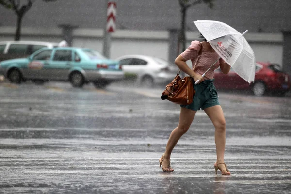 Peatonal Enfrenta Fuertes Vientos Fuertes Lluvias Causadas Por Tifón Haikui — Foto de Stock
