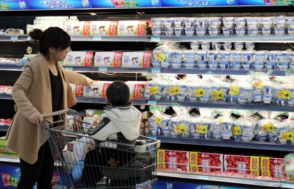 Китаянка Толкает Тележку Детскими Магазинами Йогуртом Супермаркете Городе Цицихар Северо — стоковое фото
