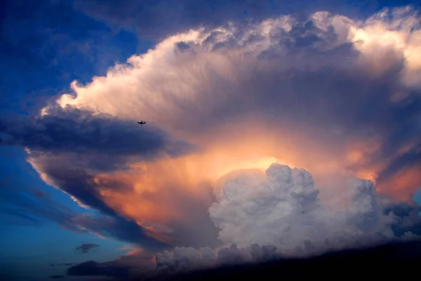 2012年6月14日 一架喷气式飞机在中国北京飞越类似蘑菇的云 — 图库照片