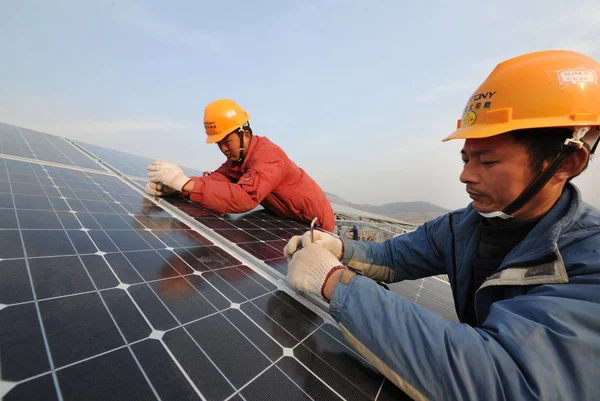 Lavoratori Cinesi Installano Pannelli Solari Una Centrale Fotovoltaica Nella Città — Foto Stock