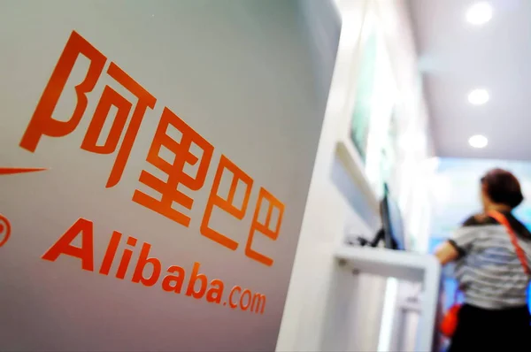 Άνθρωποι Επισκέπτονται Περίπτερο Των Alibaba Com Κατά Διάρκεια Του 2012 — Φωτογραφία Αρχείου