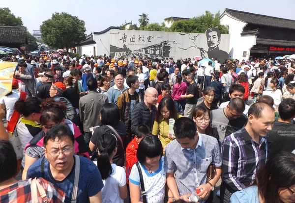 観光客は東 2012 中国浙江省紹興市のナショナルデーの休日中に周氣修練 彼のペンの名 魯迅がよく知られている中国の作家の出身地を群衆します — ストック写真