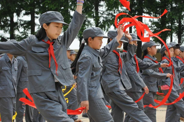 Estudiantes Vestidos Con Uniformes Del Ejército Rojo Chino Bailan Durante —  Fotos de Stock