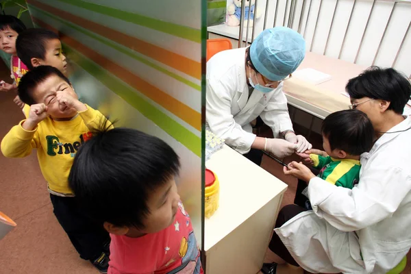 File Médico Examina Crianças Uma Clínica Infantil Xangai China Outubro — Fotografia de Stock