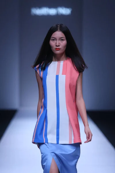 モデルは上海 2013年春夏ファッション ウィーク 中国の 2012 Nor のファッションショーに新しい創造を表示します — ストック写真