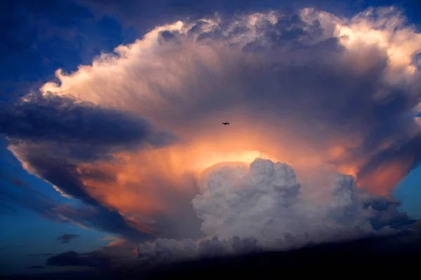 Avião Jato Passa Por Uma Nuvem Semelhante Cogumelo Pequim China — Fotografia de Stock