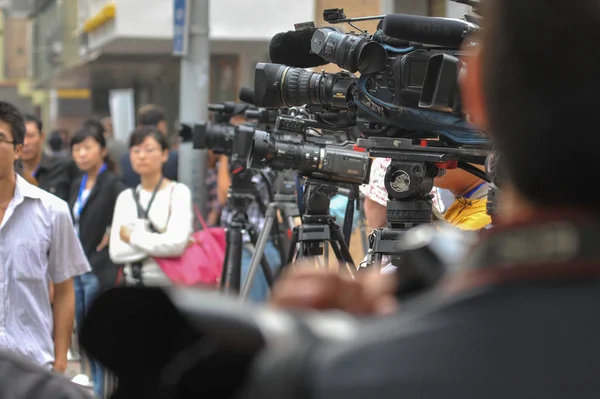 2012年9月18日 重庆市公安局前局长王立军聚集在成都中级人民法院前 在成都市接受审判 — 图库照片