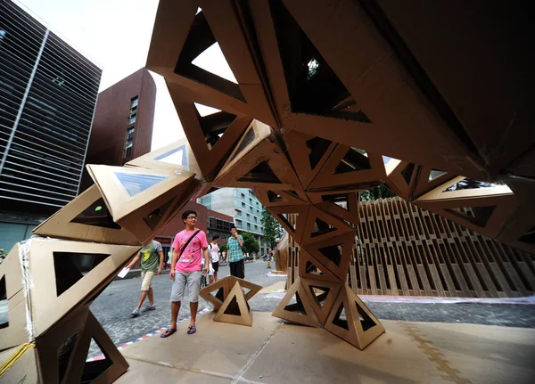 Les Visiteurs Regardent Les Structures Construction Carton Université Tongji Shanghai — Photo