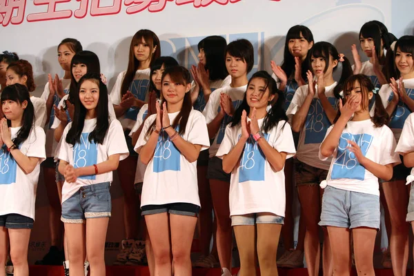 2012年10月14日 中国流行乐队 Snh48 的年轻女孩出席在中国上海举行的仪式 — 图库照片