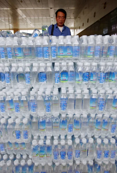 Bottiglie Acqua Minerale Tibet 5100 Sono Distribuiti Presso Stazione Ferroviaria — Foto Stock
