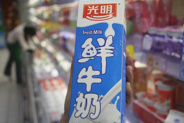 Покупатель Покупает Коробку Свежего Молока Супермаркете Городе Наньтун Провинция Цзянсу — стоковое фото