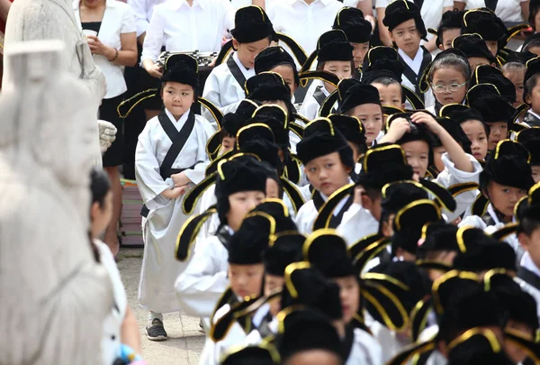 中国の伝統的な衣装を身にまとい 新しく入学した小学生は 南京市の孔子廟 東中国江蘇省 9月1日2012に最初の筆記式に参加します — ストック写真