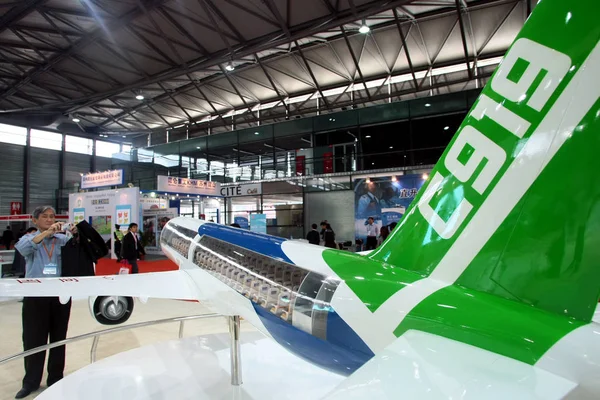 Gość Zdjęcia Modelu C919 Jumbo Jet Stoisku Comac Commercial Aircraft — Zdjęcie stockowe