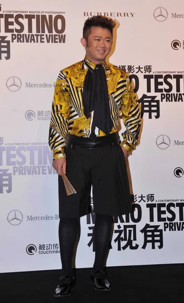 Chinese Top Makeup Artist Dongtian Poses Mario Testino Private View — Stock Photo, Image