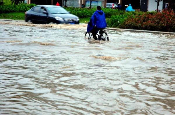 Fotgängare Rider Cykel Översvämning Vatten Efter Kraftigt Regn Fuzhou Södra — Stockfoto