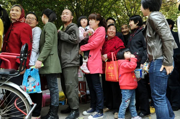 Китайские Родители Дети Стоят Очереди Регистрацию Детском Саду Городе Чжэнчжоу — стоковое фото