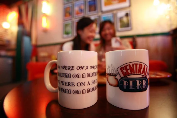 Молодые Женщины Наслаждаются Тортами Кофе Кафе Central Perk Шанхае Китай — стоковое фото
