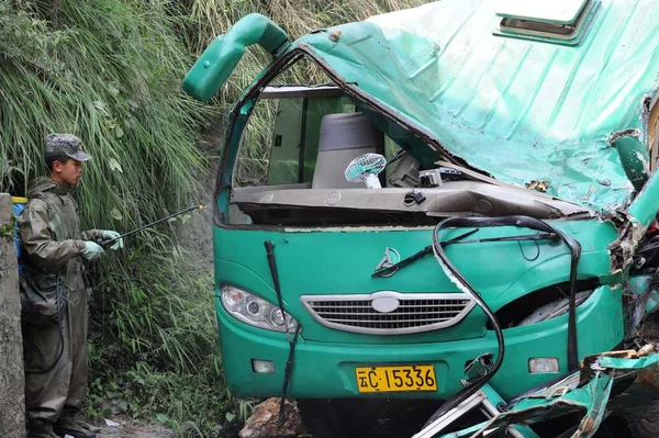 Soldado Chino Desinfecta Autobús Devastado Por Las Rocas Los Deslizamientos — Foto de Stock