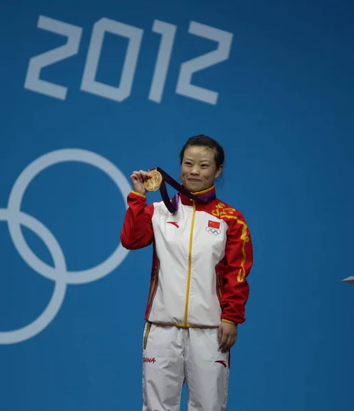 Medallista Oro Wang Mingjuan China Muestra Medalla Ceremonia Entrega Premios —  Fotos de Stock