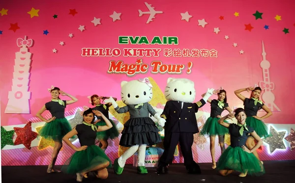 Entertainers Gekleed Hello Kitty Kostuums Presteren Tijdens Een Lancerings Ceremonie — Stockfoto