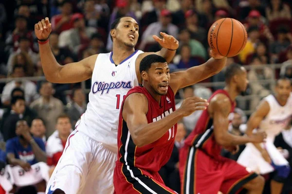 Ryan Hollins Los Angeles Clippers Left Challenges Garrett Temple Miami — Stock Photo, Image