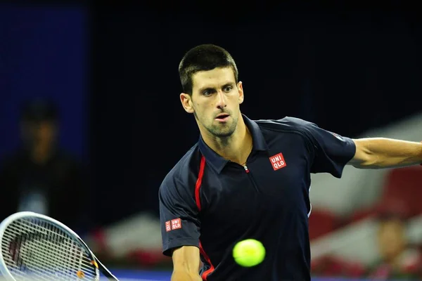 Novak Djokovic Serbii Zwraca Strzał Carlos Berlocq Argentyną Drugiej Rundzie — Zdjęcie stockowe