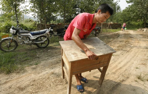 Ein Chinesischer Vater Trägt Einen Tisch Den Mit Dem Motorrad — Stockfoto