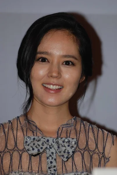 2012年6月24日 在中国上海举行的第十五届上海国际电影节上 韩国女星韩加微笑着在她的新片 建筑101 的新闻发布会上微笑 — 图库照片