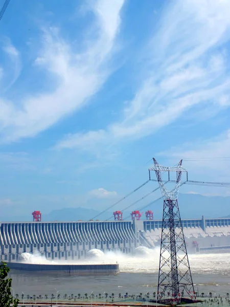 イーチャン市中央中国湖北省の三峡ダムから洪水が噴出し 7月3日2012 — ストック写真