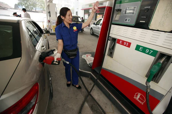 ファイル 中国人労働者は 2012年6月9日 中国東部安寧省華北市のシノペックのガソリンスタンドで車に燃料を補給する — ストック写真