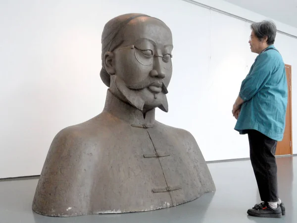 Visitante Olha Para Uma Escultura Durante Exposição Sobre Esculturas China — Fotografia de Stock