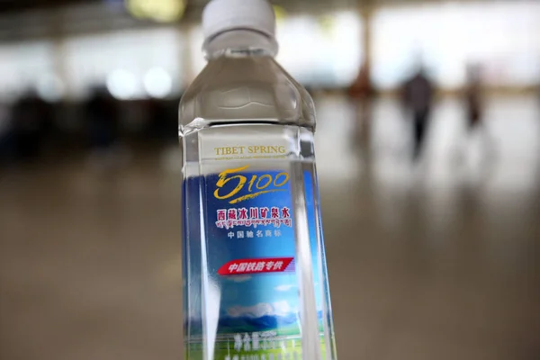 Una Bottiglia Acqua Minerale Tibet 5100 Rappresentata Alla Stazione Ferroviaria — Foto Stock