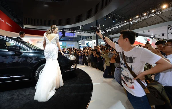 Návštěvníci Fotografovat Citroen Autem Při Chengdu Motor Show 2012 Čchenengdu — Stock fotografie