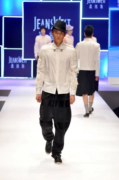 モデルは ファッションウィーク期間中に メルセデス ベンツ中国 2013年春夏北京 2012 Jeanswest カップ中国レジャーウェア デザイン コンテストの決勝で作品を表示します — ストック写真