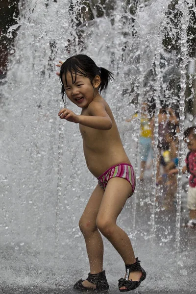 Bir Kız Shenzhen Şehirde Bir Çeşme Sıcak Bir Günde Kendini — Stok fotoğraf