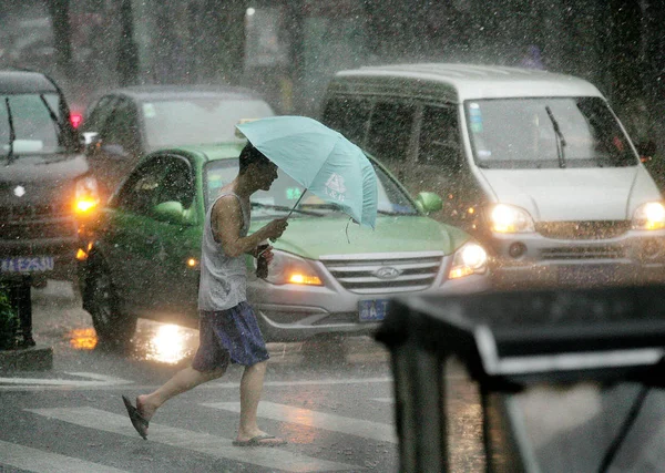 Pieszy Tarczę Parasolką Deszczu Spowodowane Przez Tajfun Saola Hangzhou City — Zdjęcie stockowe
