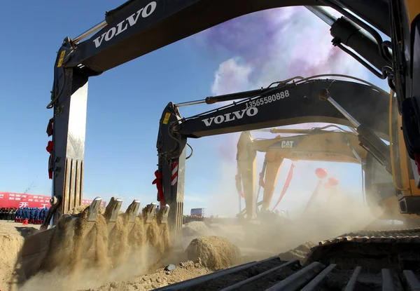 Gli Escavatori Scavano Terreno Costruzione Una Stazione Conversione Del Progetto — Foto Stock