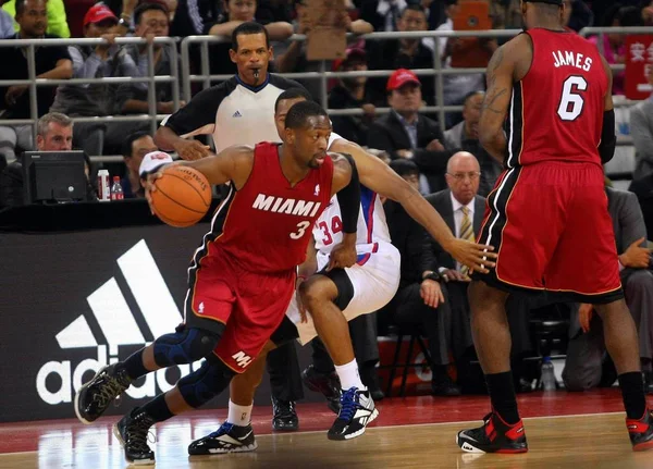 マイアミ熱の Dwyane ウェイドは 中国での Nba の中国大会のバスケットボールの試合中にロサンゼルス クリッパーズの選手を突破 10月11日2012 — ストック写真