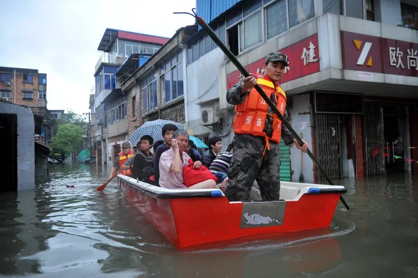 Китайские Солдаты Плывут Лодке Перевозки Местных Жителей Затопленной Улице Городе — стоковое фото