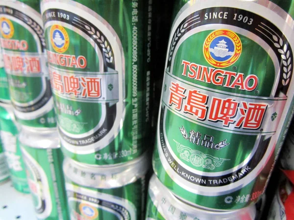 Latas Cerveza Tsingtao Están Venta Supermercado Ciudad Nantong Provincia Chinas — Foto de Stock