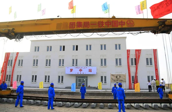 Trabajadores Chinos Colocan Vías Sitio Construcción Del Ferrocarril Hami Lop —  Fotos de Stock