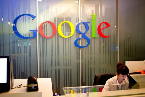 Recepcjonistka Pracuje Recepcji Oddziału Google Szanghaju Chiny Kwiecień 2012 — Zdjęcie stockowe