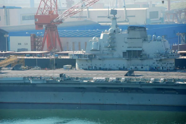 Vliegdekschip Varyag Afgebeeld Een Scheepswerf Dalian Stad Noordoostelijke Chinas Provincie — Stockfoto