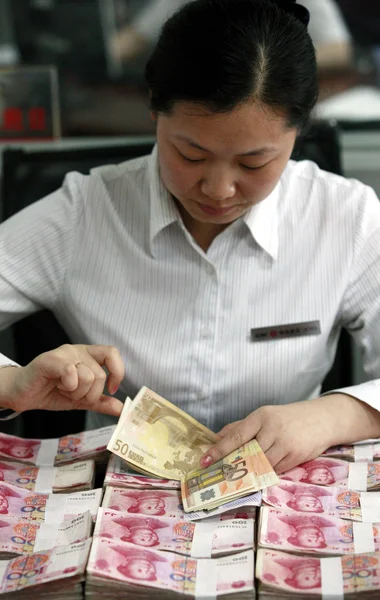 Китайский Клерк Считает Банкноты Евро Над Банкнотами Юаня Банке Городе — стоковое фото