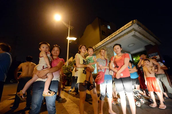 Residentes Locales Permanecen Aire Libre Después Del Terremoto Magnitud Ciudad —  Fotos de Stock