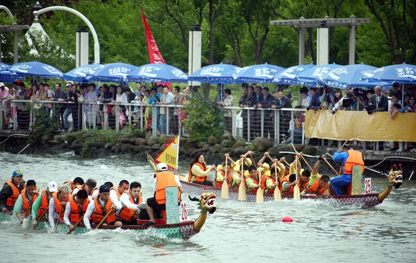 Katılımcılar Şanghay Dragon Boat Festivali Kutlamak Için Suzhou Creek Bir — Stok fotoğraf