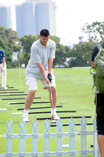 Pensionierte Chinesische Basketball Superstar Yao Ming Übt Golf Spielen Während — Stockfoto