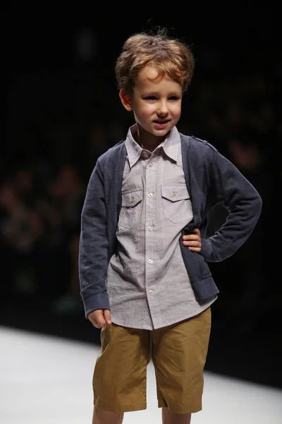 Jovem Rapaz Exibe Uma Nova Criação Desfile Moda Goodbaby Durante — Fotografia de Stock