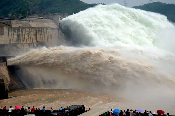 Visitors Look Water Gushing Out Xiaolangdi Dam Section Xiaolangdi Reservoir — Stock Photo, Image