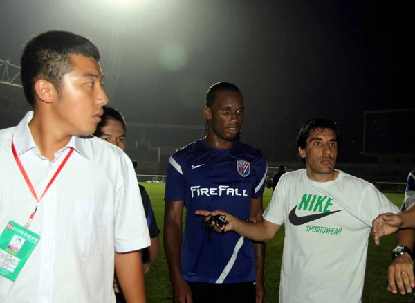 图为上海申华球员迪迪埃 德罗巴在为筹备2012年7月17日在中国东北吉林省长春市举行的中国足协杯而上的训练课后合影 — 图库照片
